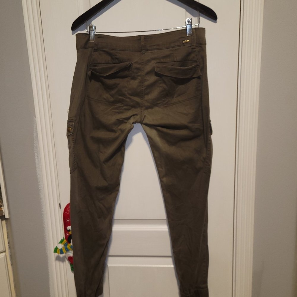 Fitted cargo style pant